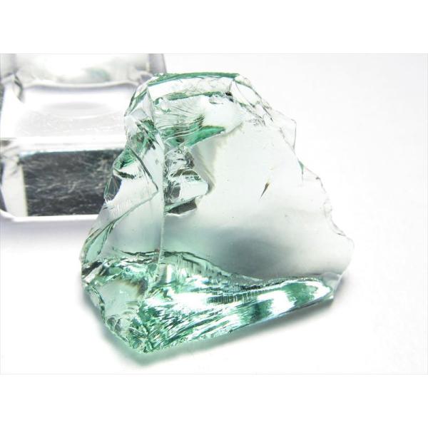 気泡入り アンダラクリスタル レムリアンミント ラフ原石 ピラミッドケース付き 最大33mm 重さ1...