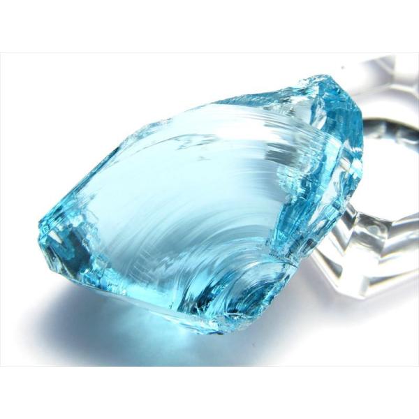 アンダラクリスタル エレクトリックブルー ラフ原石 ピラミッドケース付き 最大33mm 重さ10.8...