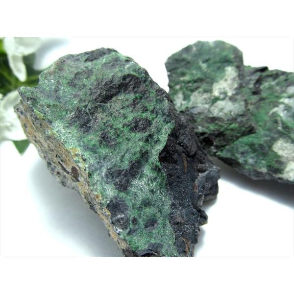 希少 国産原石 ウバロバイト 灰クロム柘榴石 原石 110g-140g 1個売り 孤高を守る神聖な石...