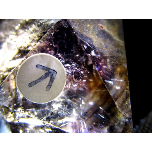 2ヶ所に水入り 虹入り スーパーセブン 結晶原石 幅約41mm 重さ17.5g キラキラインクルージ...