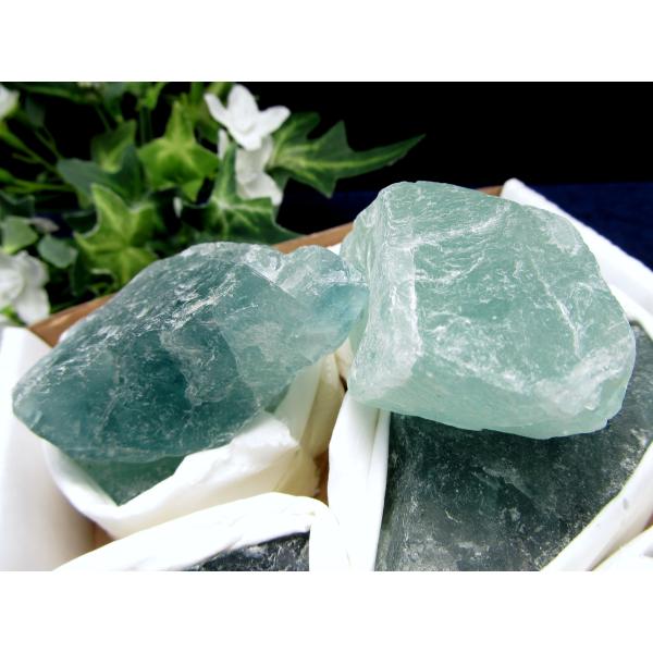 箱売り フローライト ラフ原石タイプ 詰合せ 約600g-850g 12-15個入り 箱サイズ約12...