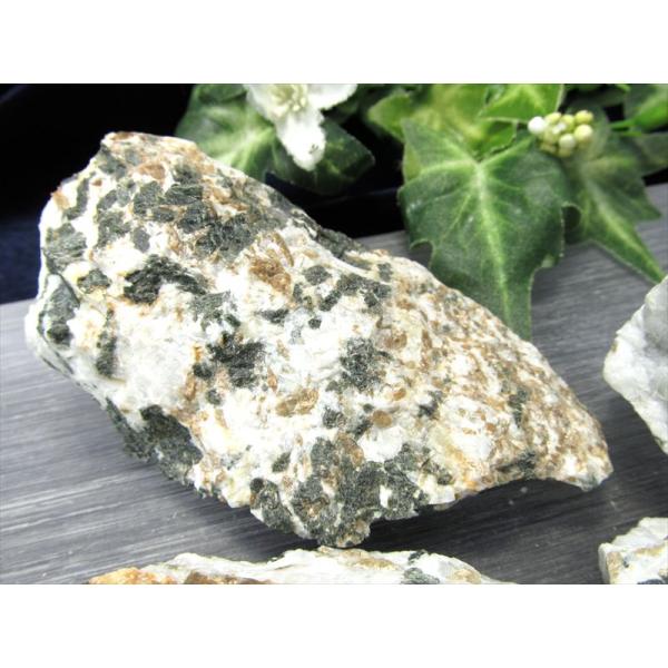 希少 国産原石 スフェーン チタン石 原石 1個売り 重さ約85g-110g くさび石 チタナイト ...