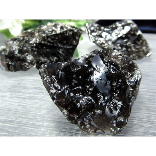 満天の星のような黒曜石 クリストバル石入りオブシディアン 黒曜石 原石 1個売り 重さ40g-50g...