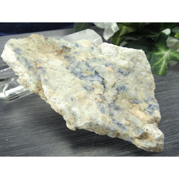 希少 国産原石 コランダム 原石 約42g 最大幅約74mm 白地に青斑点 大自然の力強さを感じる美...