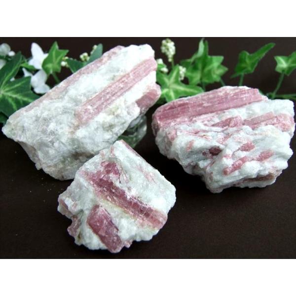 ピンクの結晶 ピンクトルマリン 水晶共生 原石 1個売り 200g-250g 愛情に満ちた石 心身の...