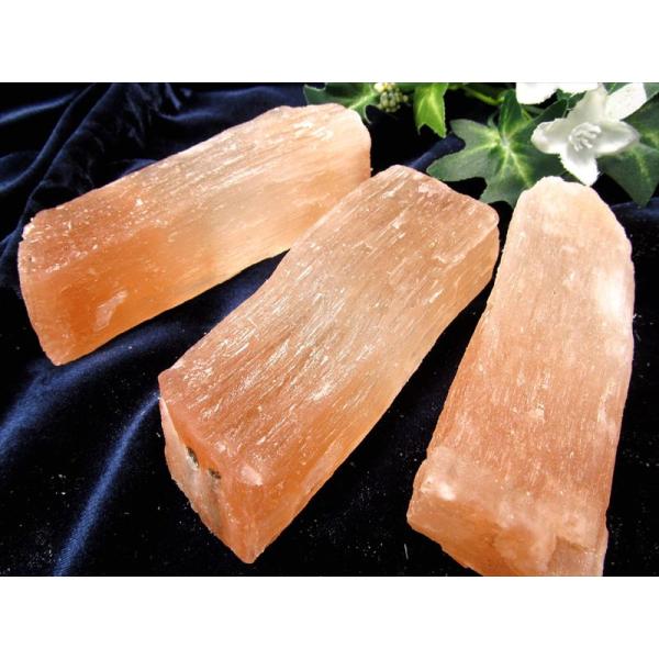 瑞々しいピーチカラー オレンジ セレナイト結晶 ナチュラル原石 1個売り 重さ150g-200g ピ...