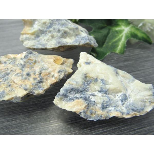 希少 国産原石 コランダム 原石 約15g-20g 1個売り 白地に青斑点 大自然の力強さを感じる美...