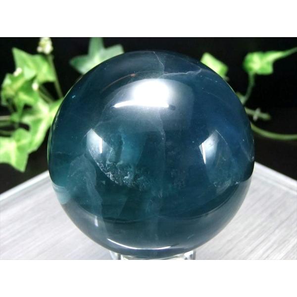 希少カラー 蛍光 ブルー フローライト 丸玉 台座付 直径約60mm 重さ約384g ブルーグリーン...