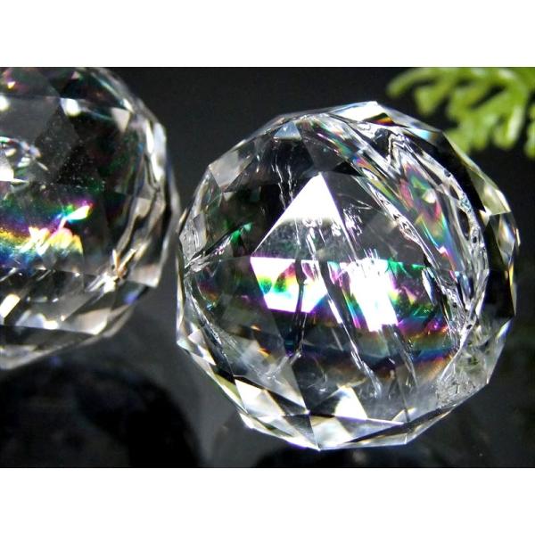 くっきり虹入り 天然水晶 プリズムカット 置物 最大高さ約25mm キラキラ輝くミラーボールのような...