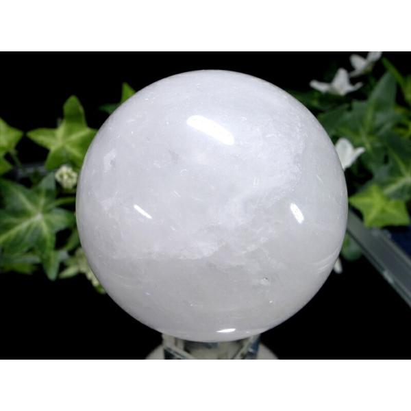 龍神の吐く息 スノーホワイト 水晶 丸玉 台座付 直径68mm 重さ430g 極上天然石 一点もの ...
