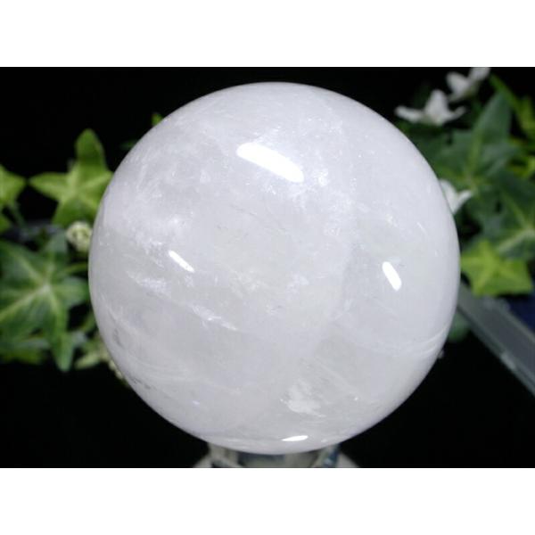 龍神の吐く息 虹入り スノーホワイト水晶 丸玉 台座付 φ67mm 重さ 420g 極上天然石 一点...