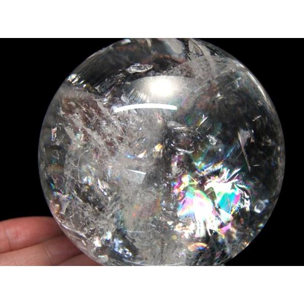 バイヤー厳選 5A 天然 虹入り 水晶 丸玉 台座付き 重さ1041g φ91mm レインボー水晶 ...