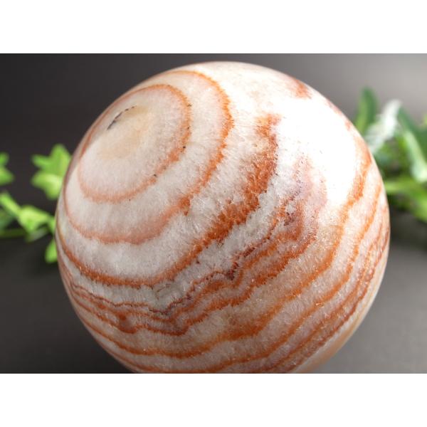 まるで豚肉 招財のお守り ポークストーン 豚肉石 丸玉置物 台座付 重さ約486g 直径約70mm ...