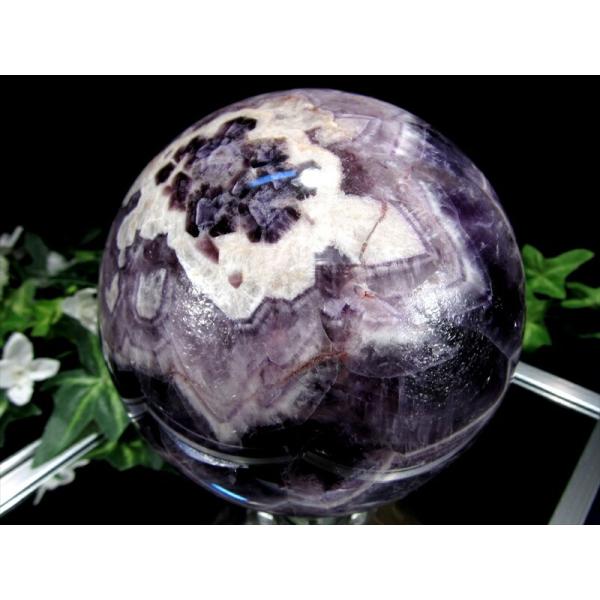 大玉 くっきり結晶 シェブロン アメジスト 丸玉 台座付 直径106mm 重さ1722g くっきり山...