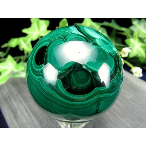 流動的な模様くっきり マラカイト丸玉 台座付き 直径約50mm 重さ289g 美麗繊細模様 濃厚グリ...