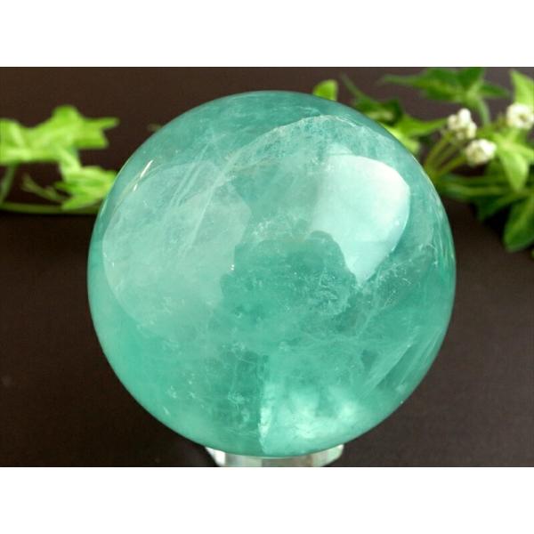 高品質 蛍光 グリーン フローライト 丸玉 台座付 直径60mm 重さ376g 大人気丸玉 天才の石...
