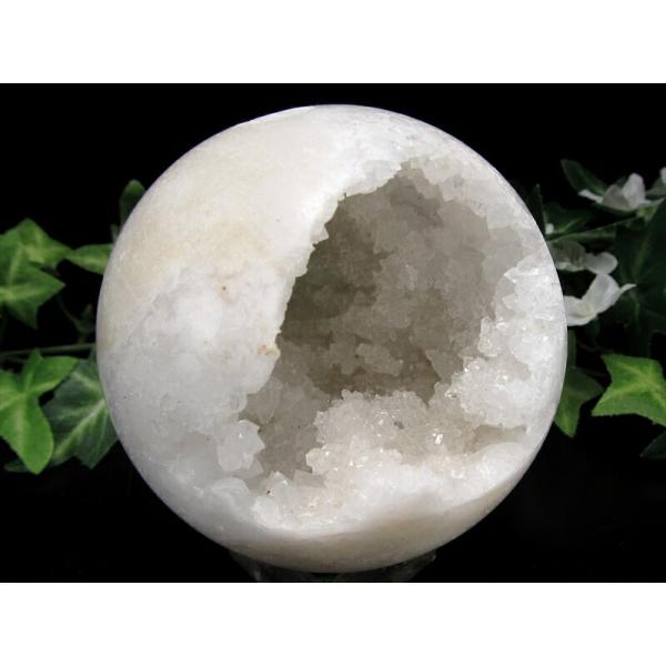 空間たっぷり 自然の神秘 ジオード 晶洞 水晶 丸玉 直径 77mm 重さ 367g 極上キラキラ水...