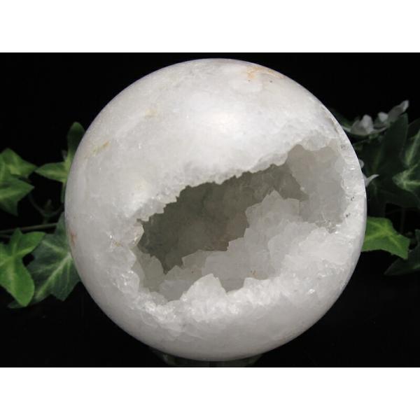 空間たっぷり 自然の神秘 ジオード 晶洞 水晶 丸玉 台座付 直径 79mm 重さ 456g 極上キ...