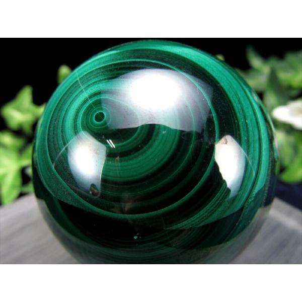 流動的な模様くっきり マラカイト丸玉 台座付 直径約52mm 重さ306g 美麗繊細模様 濃厚グリー...
