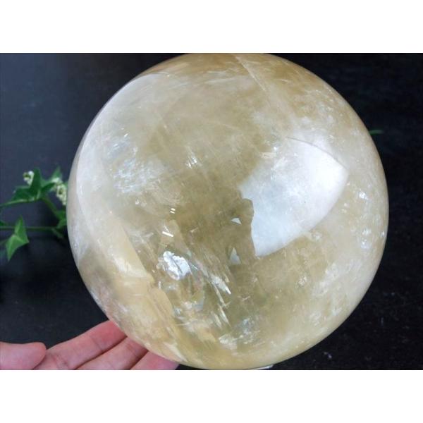 迫力の特大玉・虹入り 別格4A ゴールデン カルサイト 丸玉 台座付 直径149mm 重さ4764g...