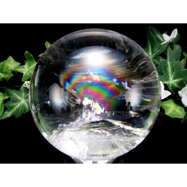 最良の虹 5A級 天然水晶 虹入り 丸玉 台座付 重さ597g φ75.5mm レインボー水晶 すべ...