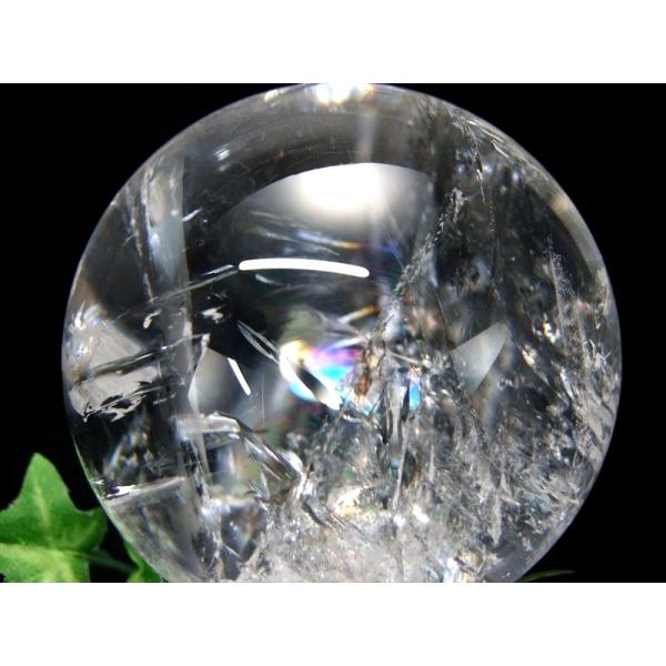 店頭展示中 このサイズで超透明 虹入り 5A 天然水晶 虹入り 丸玉 台座付 重さ946g φ88m...
