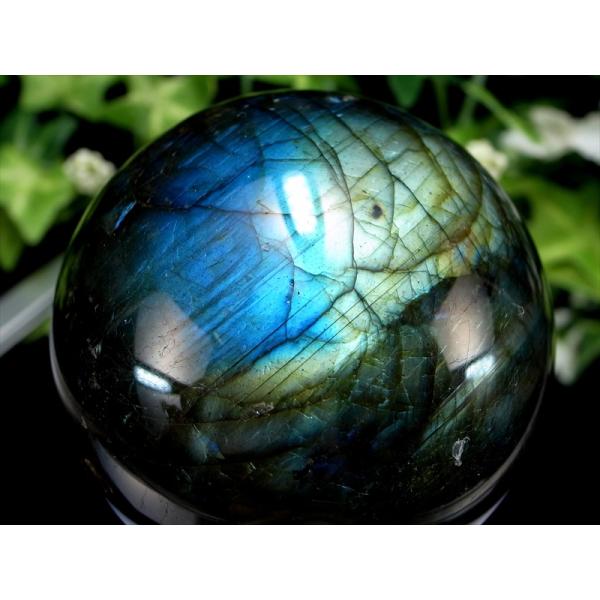3A+ 美しいしっかりブルーシラー ラブラドライト 丸玉 台座付 直径58mm 重さ297g 月と太...