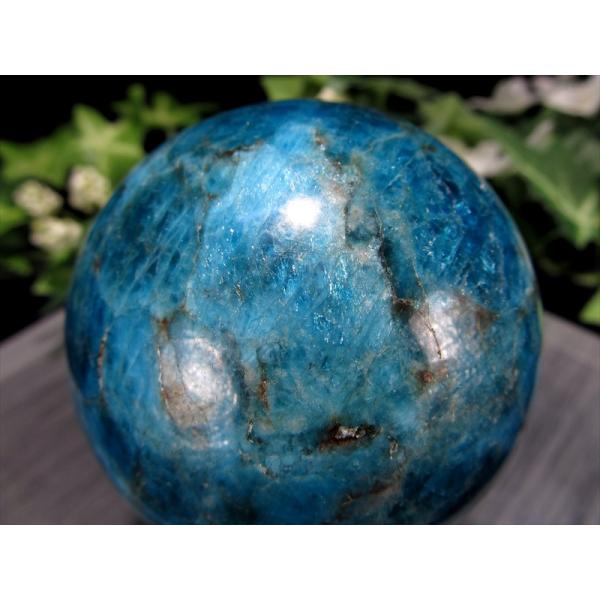 絆を強める青い天然石 ブルーアパタイト 丸玉 直径約55.5mm 重さ308g 深みのある魅惑のブル...