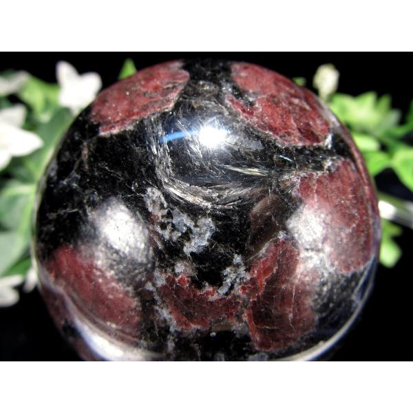 レアなガーネット入り ガーネットインヌーマイト 丸玉 台座付き 直径67.5mm 重さ534g 希少...
