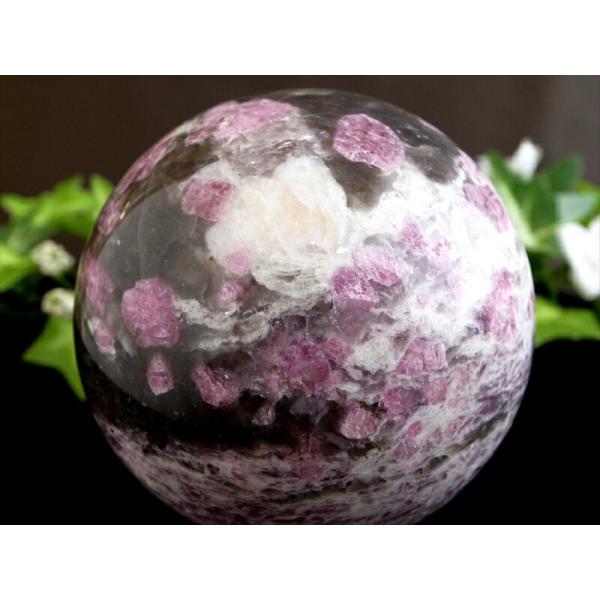 新種のペグマタイト ユニコーンストーン 丸玉 置物 直径68.5mm 重さ 462.1g レピドライ...