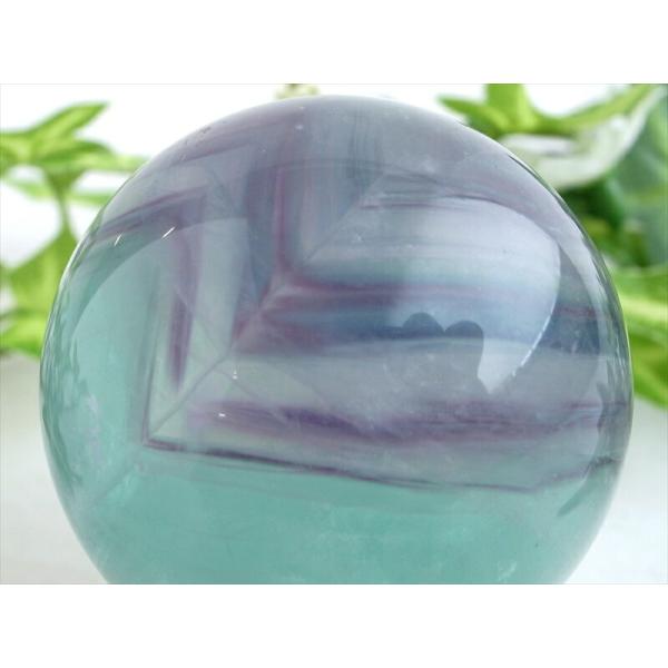 グラデーションが美しい レインボー フローライト 丸玉 台座付 直径 46mm 重さ 174g パー...