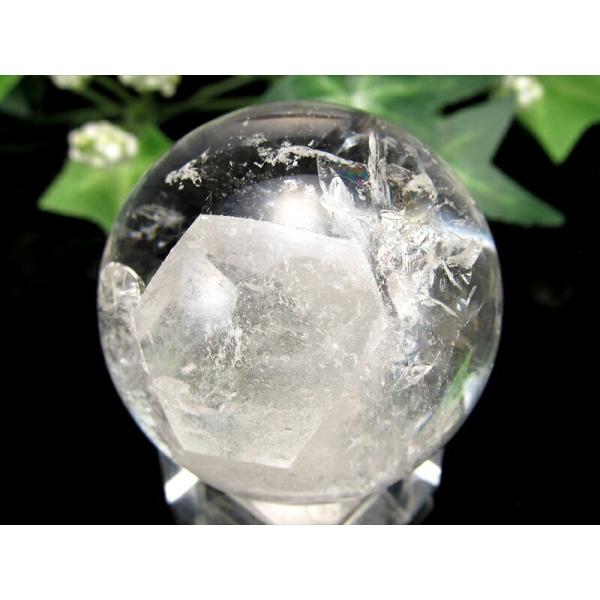 超希少 虹・貫入入り 超透明 マニフェストクォーツ 丸玉 置物 台座付き 直径37mm 重さ70.9...