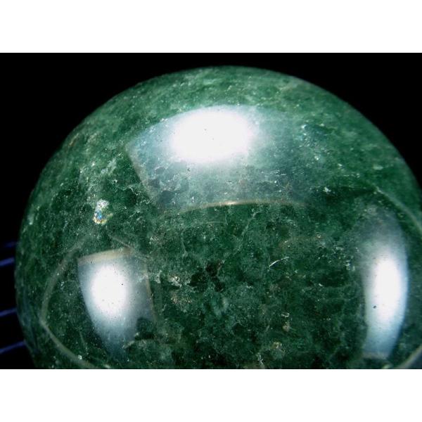待望の再入荷 グリーン モスコバイト丸玉 台座付き 直径約73mm 重さ546g クロムを含む濃い緑...