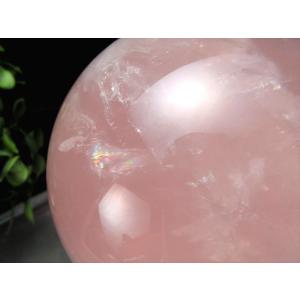 濃厚透明ピンク 虹入り ディープローズクォーツ 丸玉 台座付 直径約74mm 重さ570g 天然石 パワーストーン 愛とやさしさの象徴 一点もの 紅水晶｜comrose