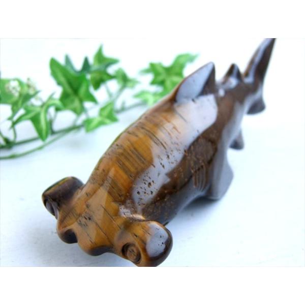 金運×金運 最強の組み合わせ シュモクザメ ハンマーヘッドシャーク タイガーアイ彫刻置物 最大長17...