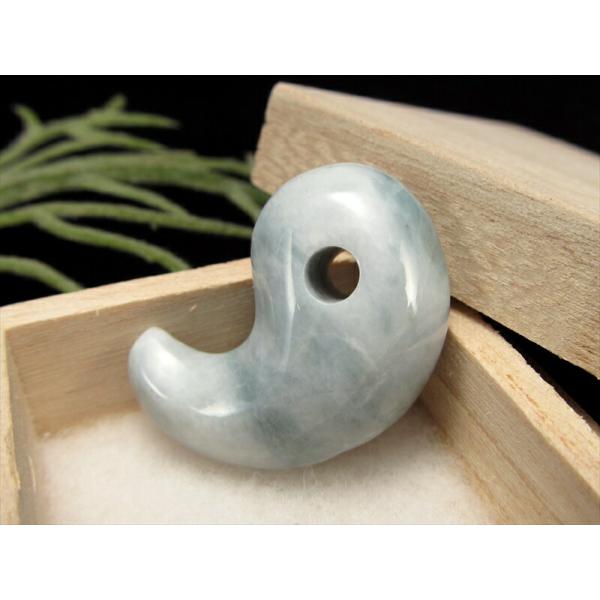 安心の原産地証明書付属 糸魚川翡翠 硬玉 勾玉 まがたま 石サイズ約26mm 重さ7.4g 世界最古...