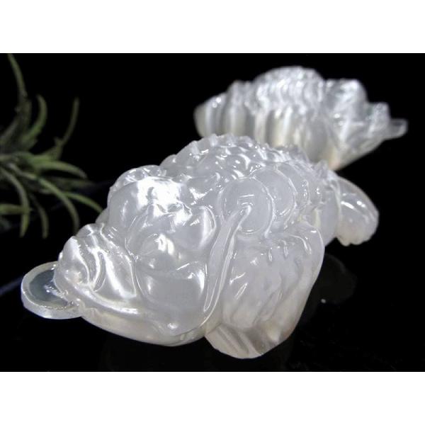 セレナイト(透石膏)銭蛙(三本脚のカエル) 彫刻置物 長さ約8.5cm1個売り 開運・幸運を招く蛙 ...