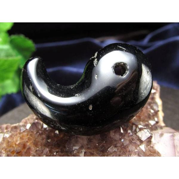 深黒の輝き モリオン 黒水晶 勾玉 まがたま 縦約36.3mm 重さ約14g 桐箱付き 最強の魔除け...