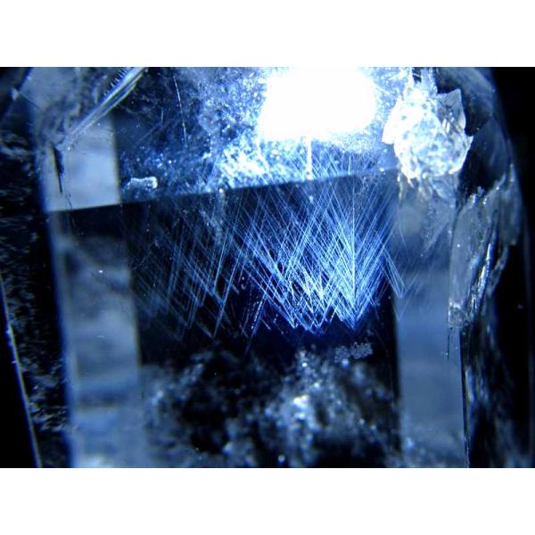 虹入り・透明度バツグン エンジェルラダー入り 水晶ポイント 六角柱 置物 高さ82mm 重さ229g...