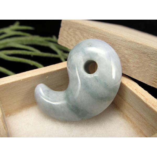 店頭展示中 糸魚川翡翠 勾玉 硬玉・まがたま 石サイズ約26mm 重さ6.9g 世界最古の翡翠 糸魚...