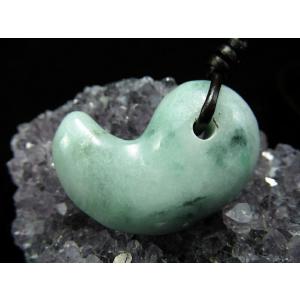 more 安心の原産地証明書付属 糸魚川 白翡翠(硬玉) 勾玉(まがたま)革紐ネックレス 石サイズ約22mm 首周りサイズ 最大約82cm 世界最古の翡翠「糸魚川翡翠」