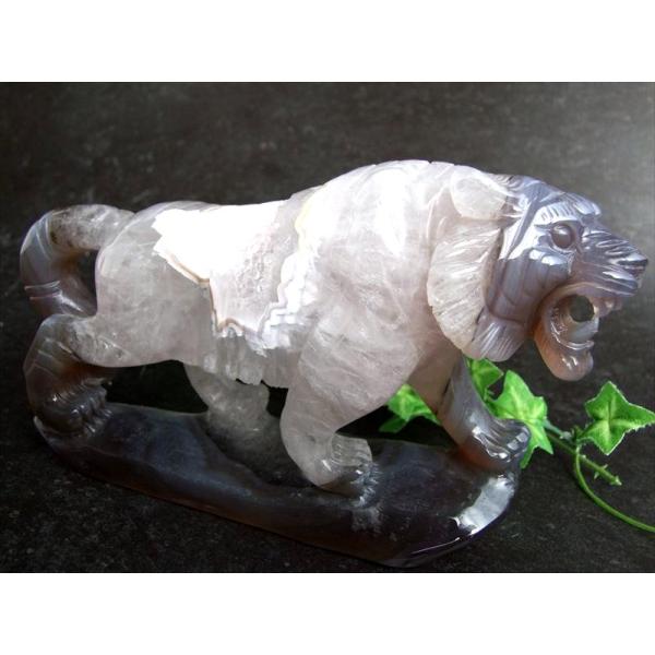 店頭展示中 笑口瑪瑙に宿る森の王者の眼光 笑口瑪瑙 トラ 彫刻置物 重さ835g 幅178mm メノ...