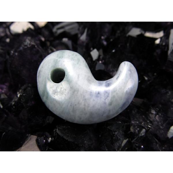 希少なブルーラベンダーカラー 糸魚川 青翡翠 硬玉 勾玉 幅約23ミリ 重さ4.4グラム 国産石の一...