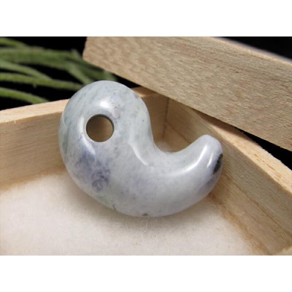 希少なブルーラベンダーカラー 糸魚川 青翡翠 硬玉 勾玉 幅約22ミリ 重さ5グラム 国産石の一級品...