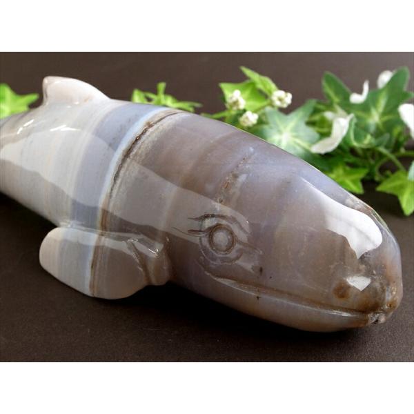 瑪瑙の大海原を悠然と泳ぐ 地球最大の生命 メノウ シロナガスクジラ 彫刻置物 最大幅214mm 瑪瑙...