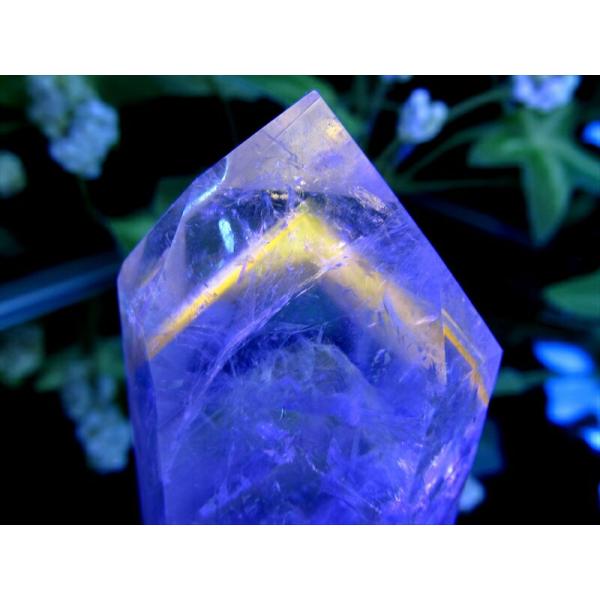 ブラックライトで蛍光 パウエライト ファントム アメジスト ポリッシュ ポイント 置物 高さ約48m...