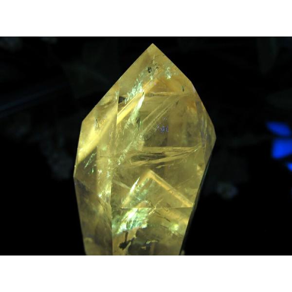 ブラックライトで蛍光 パウエライト ファントム アメジスト ポリッシュ ポイント 置物 高さ約45m...