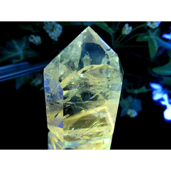 ブラックライトで蛍光 パウエライト ファントム アメジスト ポリッシュ ポイント 置物 高さ約43m...