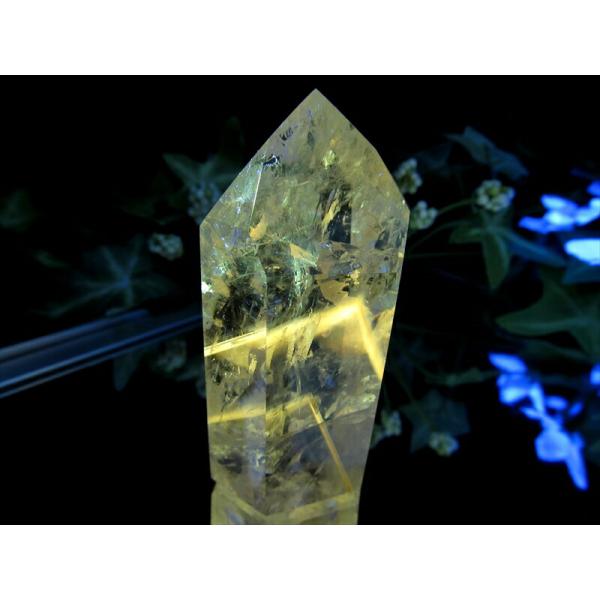 ブラックライトで蛍光 パウエライト ファントム アメジスト ポリッシュ ポイント 置物 高さ約62m...