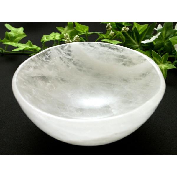 透明な光が受け止める 大切なひととき 天然水晶 丸皿 最大幅102mm 重さ394g 水晶の丸皿が日...